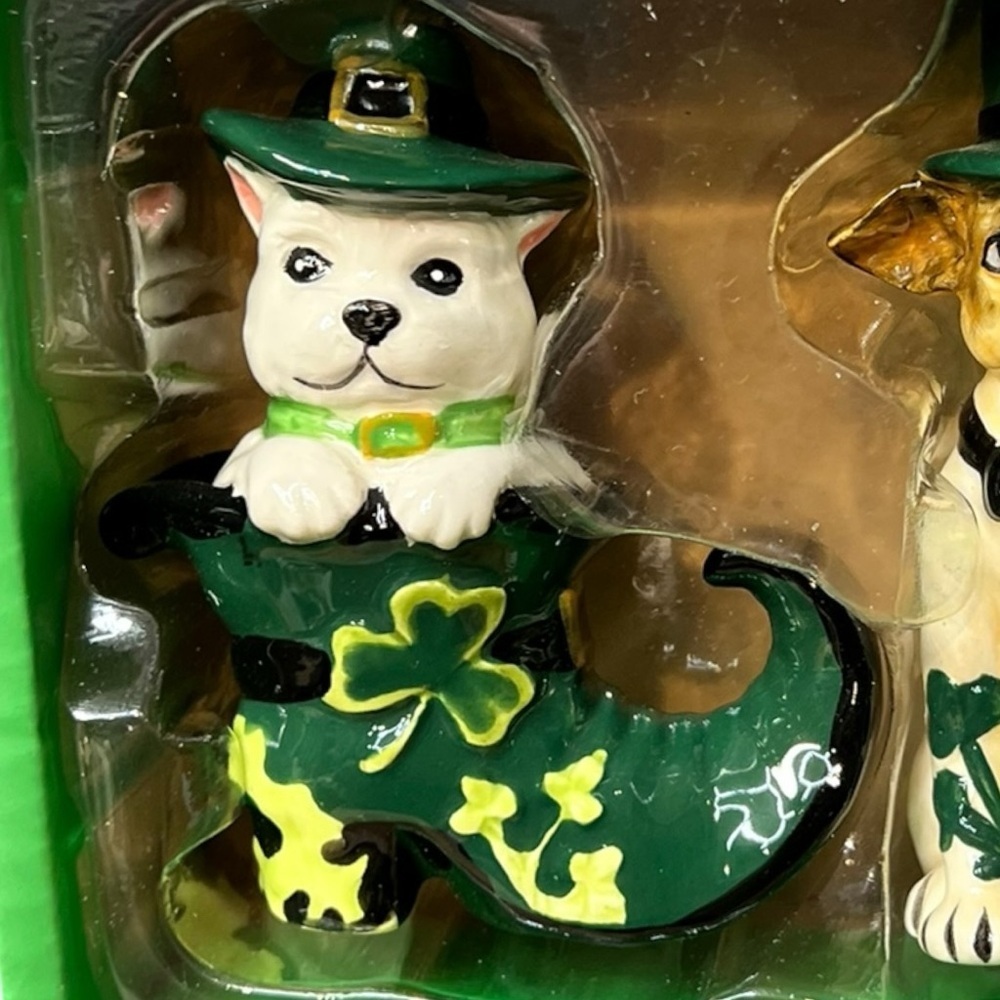 🍀 NEW Blue Sky Clayworks Lucky Charm Shamrock Irish Dogs Salt Pepper Shaker Set - Picture 3 of 6